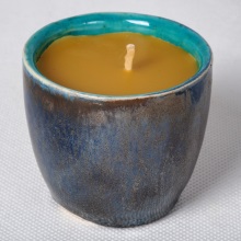 Metaliczna granatowa świeca woskowa w ceramice